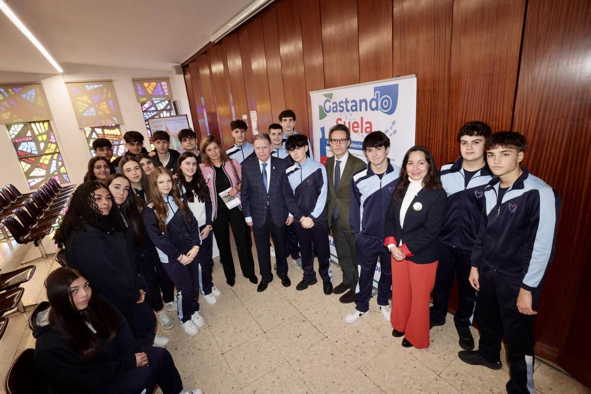 Alumnos del colegio junto al Alcalde, Alfredo Canteli, y los concejales Nacho Cuesta y Conchita Méndez, en la jornada en la que les explicaron los preparativos para la ruta.