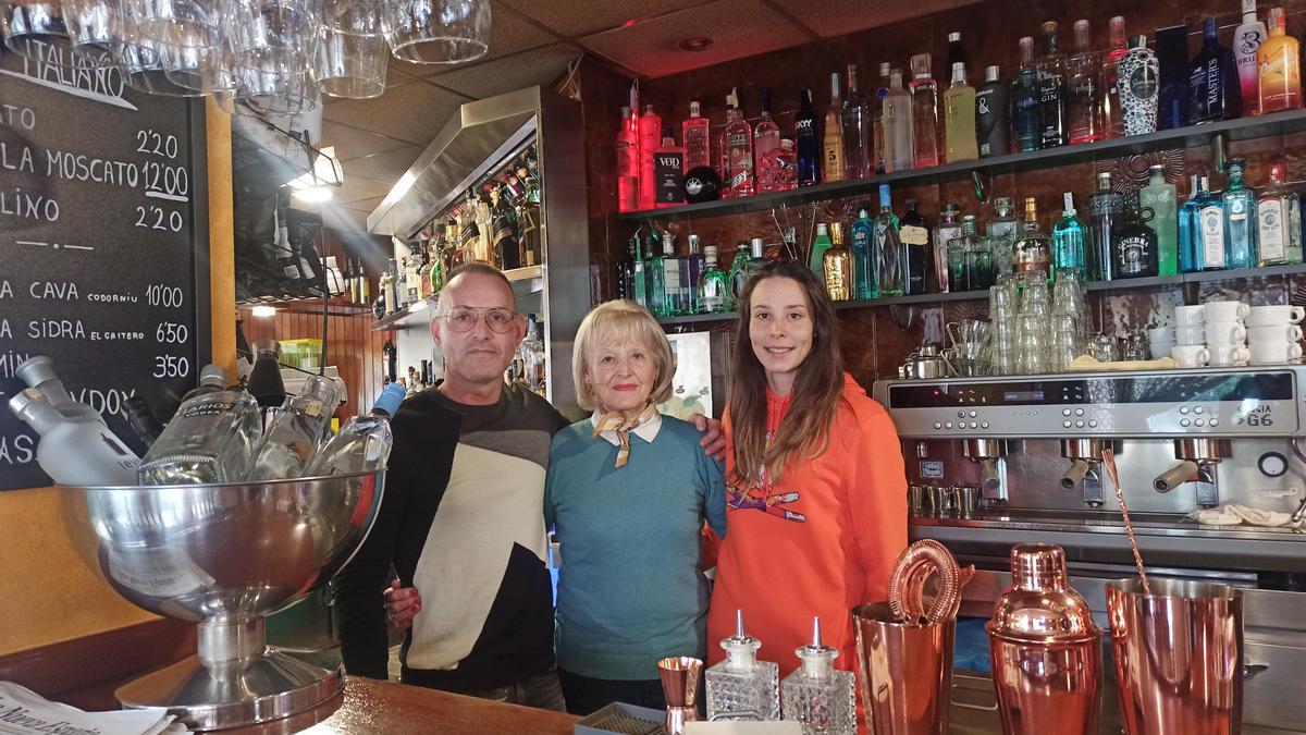 Luis Pereira, María Cristina Prado y Andrea Pereira detrás de la barra de la cafetería &quot;Covadonga&quot;.