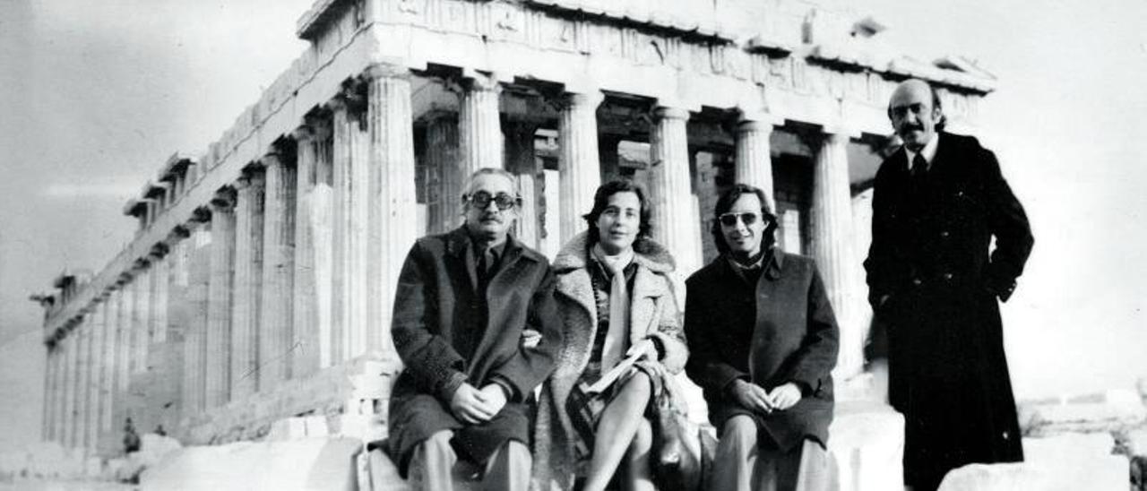 Fuster, amb Teresa Lloret, Alexis 
E.Solà i Josep Maria Muñoz Pujol, 
davant l’Acròpoli en el viatge 
a Grècia que van començar a finals de 
1974. Arxiu Teresa Lloret.