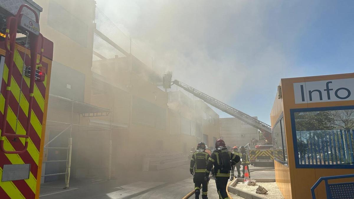 Bomberos de Madrid en un incendio en una nave en el polígono Marconi de Villaverde