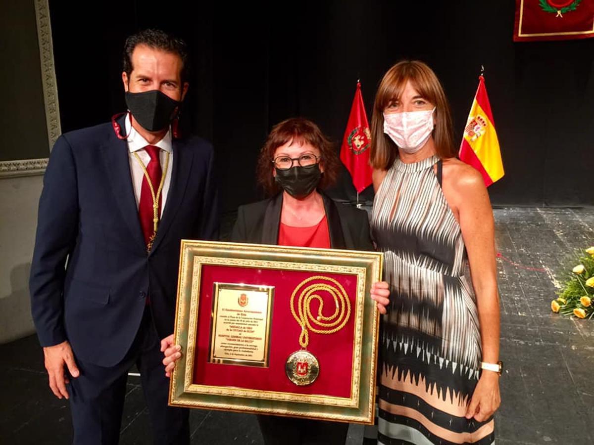 El alcalde de Elda, la gerente del Departamento de Salud de Elda y la directora médica del Hospital Virgen de la Salud.
