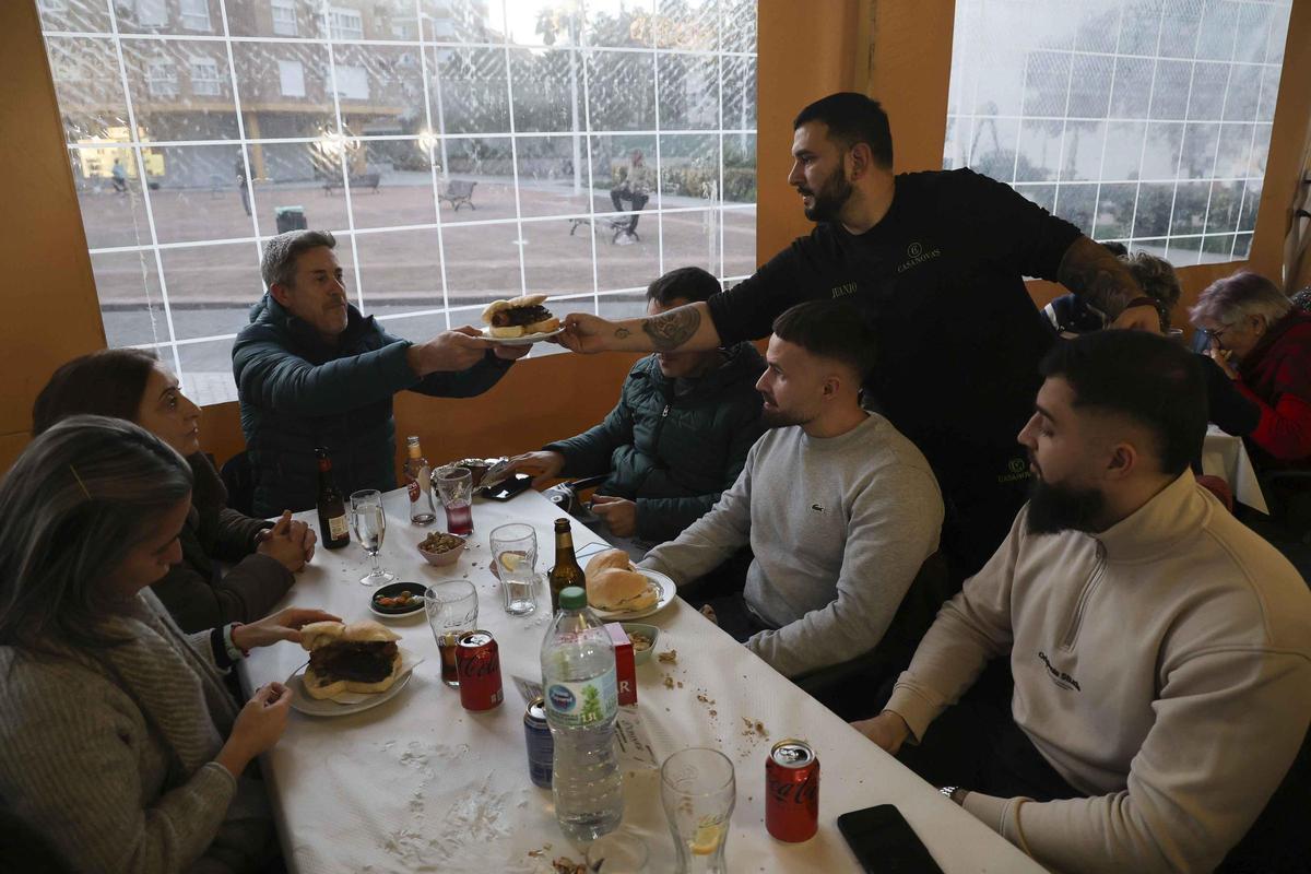 El tradicional Dijous de Berenar coge fuerza en el Port de Sagunt