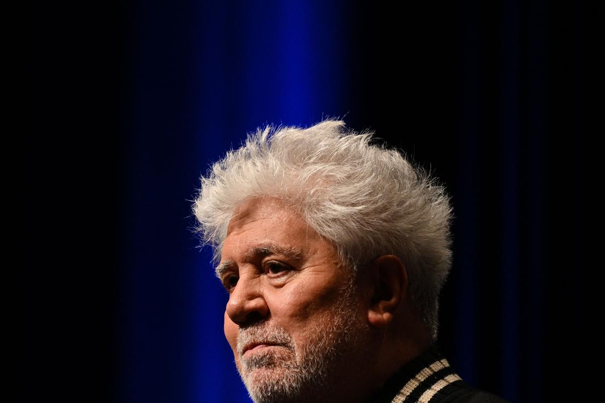 Pedro Almodóvar aterriza en Cannes. El cineasta estrena en Cannes el mediometraje ‘Extraña forma de vida’, con Ethan Hawke y Pedro Pascal, un wéstern protagonizado por dos gais que subvierte el género