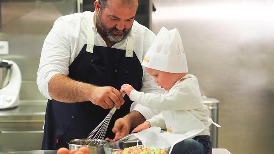 La tarta más buena del mundo se elabora en Dénia, lleva palomitas y ayudará a investigar la enfermedad ultrarrara que padece Luca