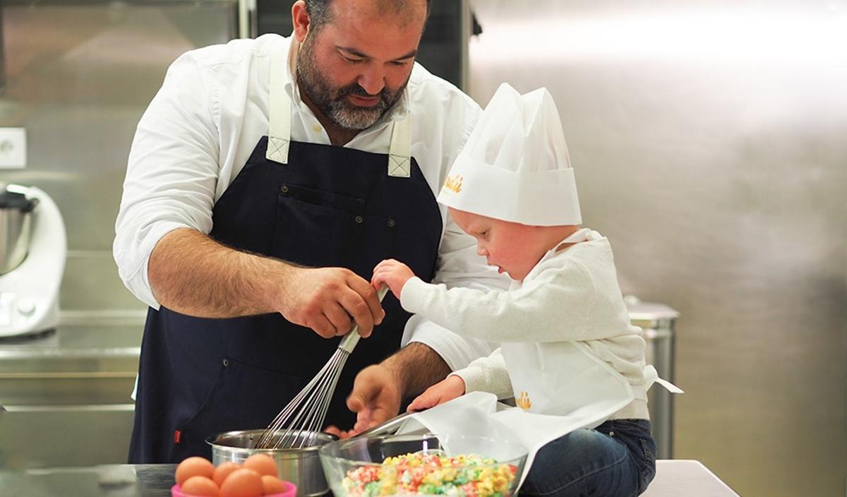 Álvaro Verdú y Luca elaboran la tarta