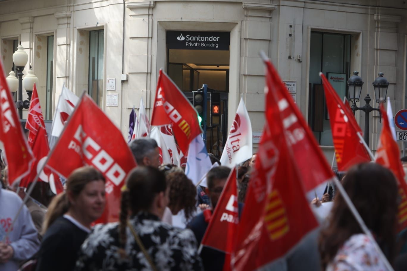 Los trabajadores de la banca protestan por el cierre de oficinas en Alicante