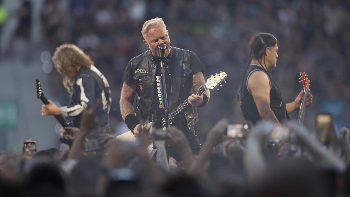 Metallica, durante su actuación anoche en el estadio Metropolitano de Madrid.