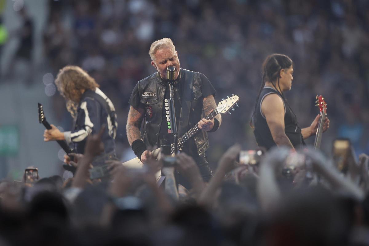 Metallica, durante su actuación anoche en el estadio Metropolitano de Madrid.