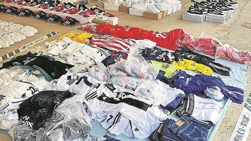 Intervenidas en el mercadillo más de 400 prendas de ropa y zapatos falsificados