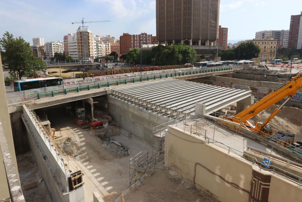 El túnel por donde pasará el metro, que se empezó a construir el verano pasado, está ya muy avanzado y permite reconstruir parte del tablero norte del puente, derribado en 2016