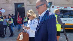 Mario Conde y su nueva novia, María José Catellví