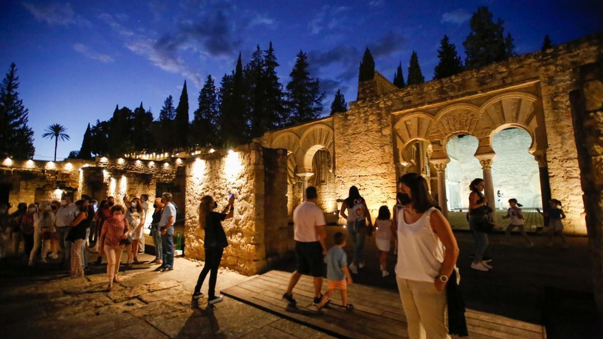 Visita nocturna al yacimiento de Medina Azahara.