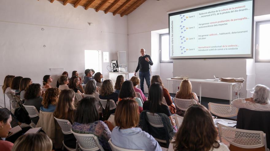 Curso del impacto de la pornografía en el Casal de la Dona de Ibiza