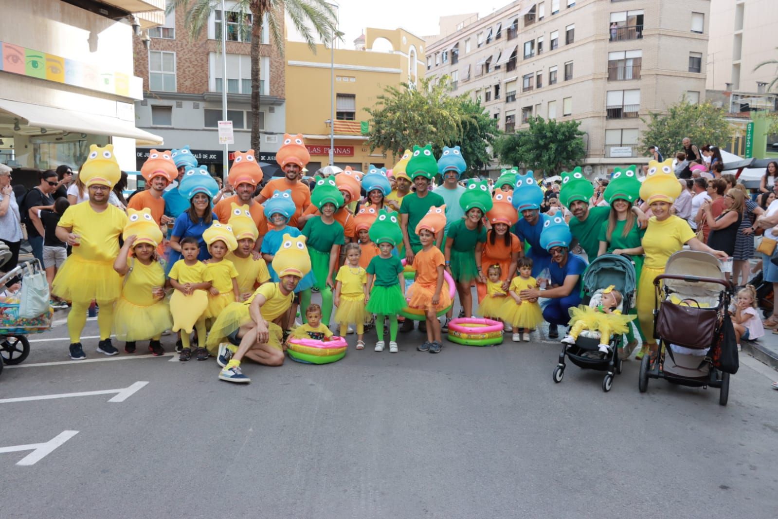 Fiestas de Sant Pere: Colorido desfile en la previa del 'bou al carrer'