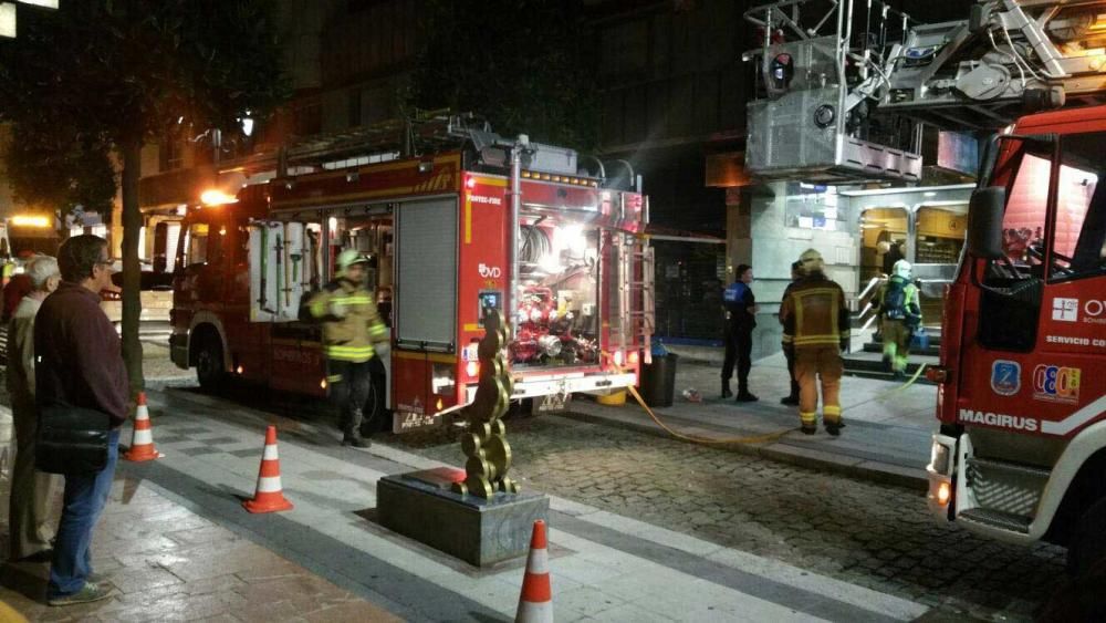 Desalojo de un edificio en el centro de Oviedo por un incendio