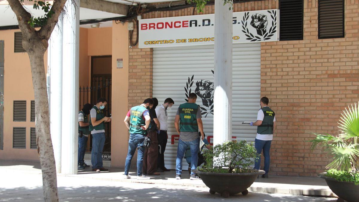 Los agentes de la Guardia Civil, en el gimnasio del detenido por traficar presuntamente con droga, en Quart de Poblet.
