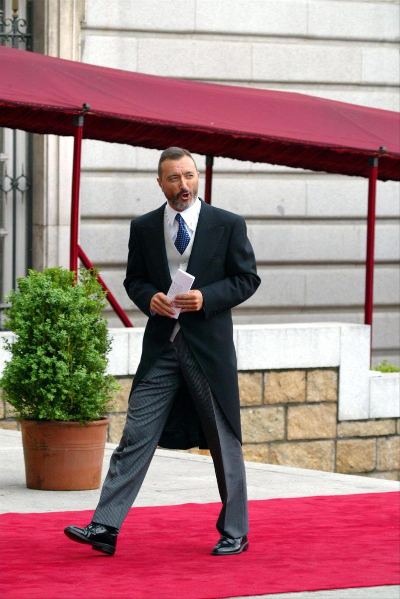 Arturo Perez Reverte en la boda de Letizia y Felipe