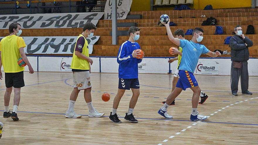 Jugadors de la base del Sarrià entrenant amb mascareta el 21 de desembre passat, una de les últimes exigències del Procicat.