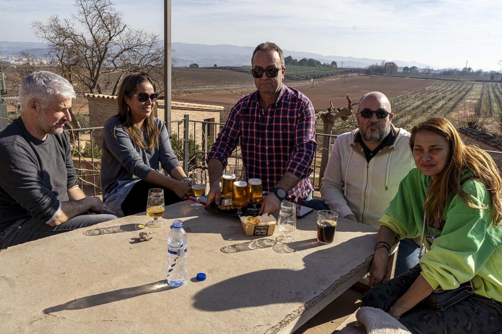 Terrasses plenes al Bages al gener, i en màniga curta