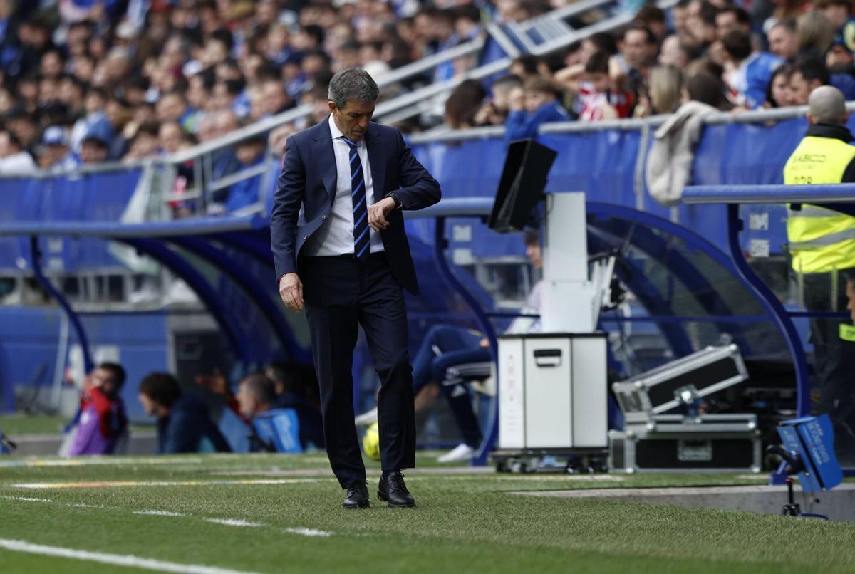 Guillemo Almada consulta su reloj durante el Real Oviedo-Athletic Club