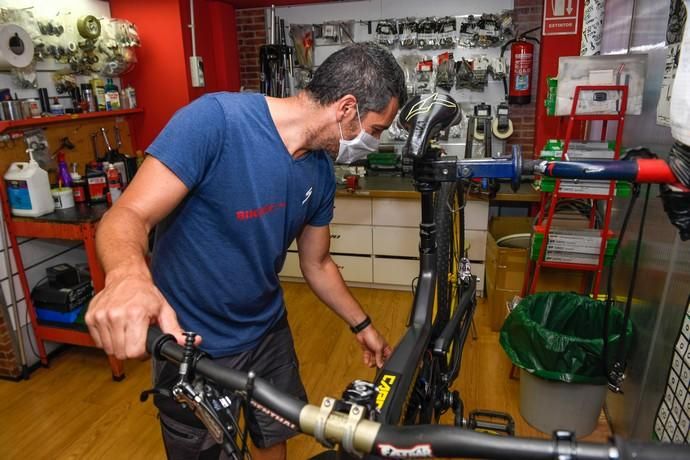 21-05-20   CANARIAS Y ECONOMIA. CALLE ALEMANIA . LAS PALMAS DE GRAN CANARIA. Johannes Schoefecker es propietario de Bike Gran Canaria, tienda de venta y reparación de bicicletas que ha visto crecer el negocio en esta crisis. Fotos: Juan Castro.  | 21/05/2020 | Fotógrafo: Juan Carlos Castro