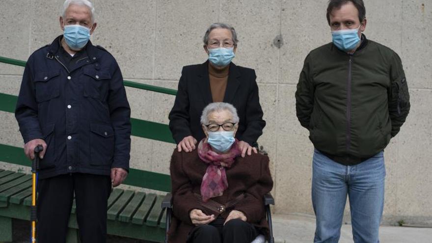 Elena recibió este viernes la visita de con su hermana Basilia, su cuñado Francisco y su sobrino Emilio. |   // BRAIS LORENZO