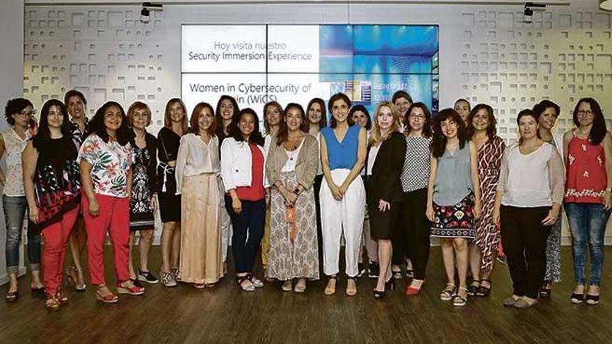 Foto de familia de la primera reunión del grupo de trabajo ´Women in Cybersecurity of Spain&quot;.