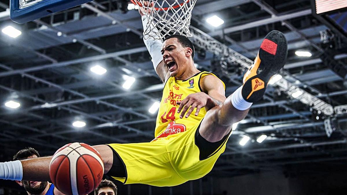 Jacob Wiley grita después de realizar un mate en el partido que le enfrentó ayer a Italia defendiendo a Macedonia del Norte. | | FIBA