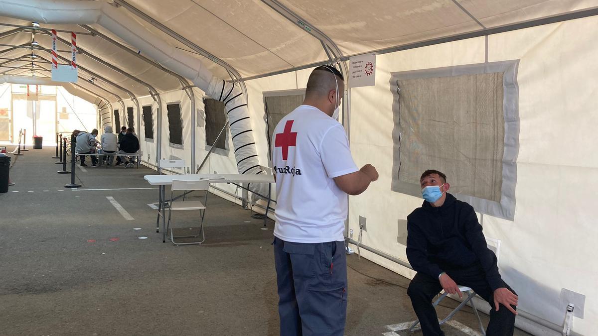 Sanidad realiza pruebas PCR en la carpa del Puerto a los inmigrantes llegados hoy en patera a Calp