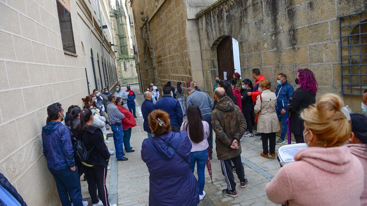 Numerosos participantes en el sorteo, antes de entrar en Las Claras.