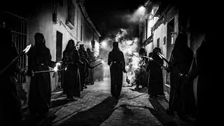 Cofrades con la cámara a cuestas