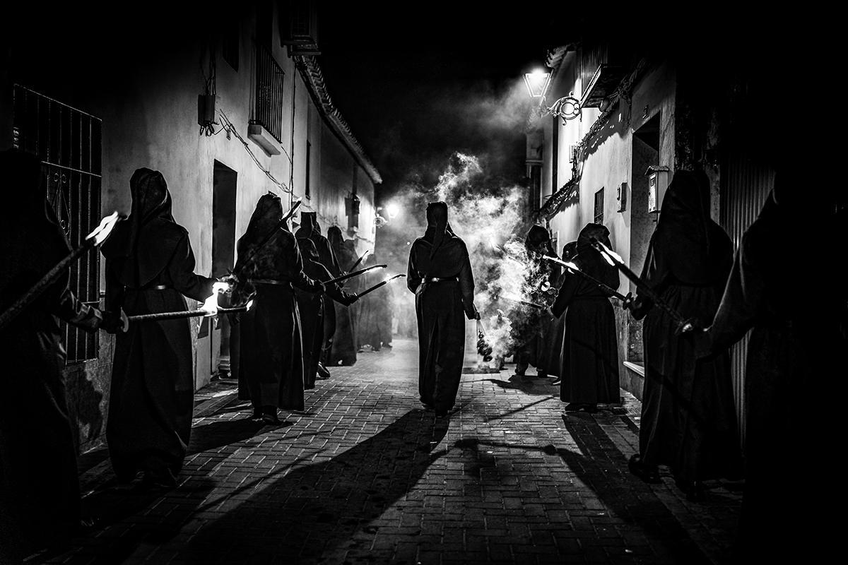 Cofrades con la cámara a cuestas