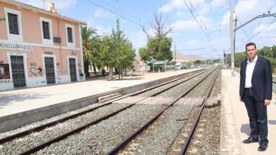 Alfaro junto a las vías a su paso por la estación de tren.