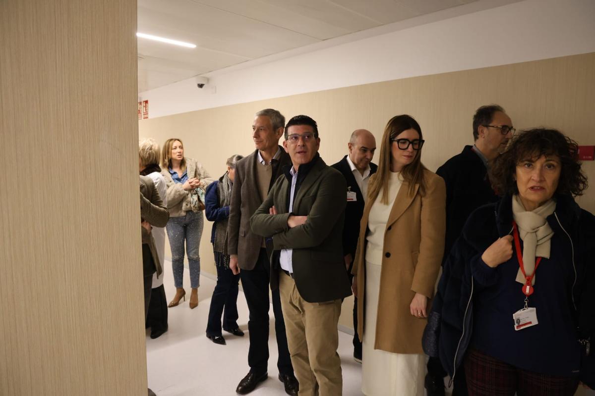 Visita del director de Gestión Económica, Pedro López, al nuevo hospital de Ontinyent, junto al alcalde.