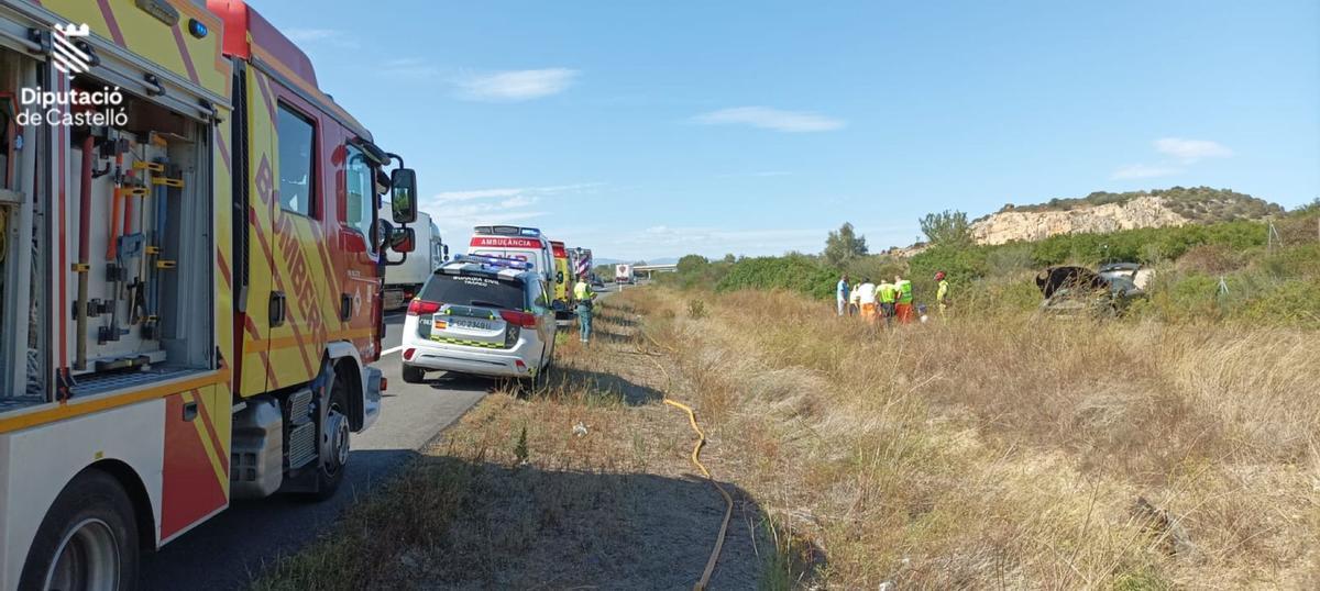 Medios sanitarios, guardias civiles y bomberos, en el accidente de Vinaròs.