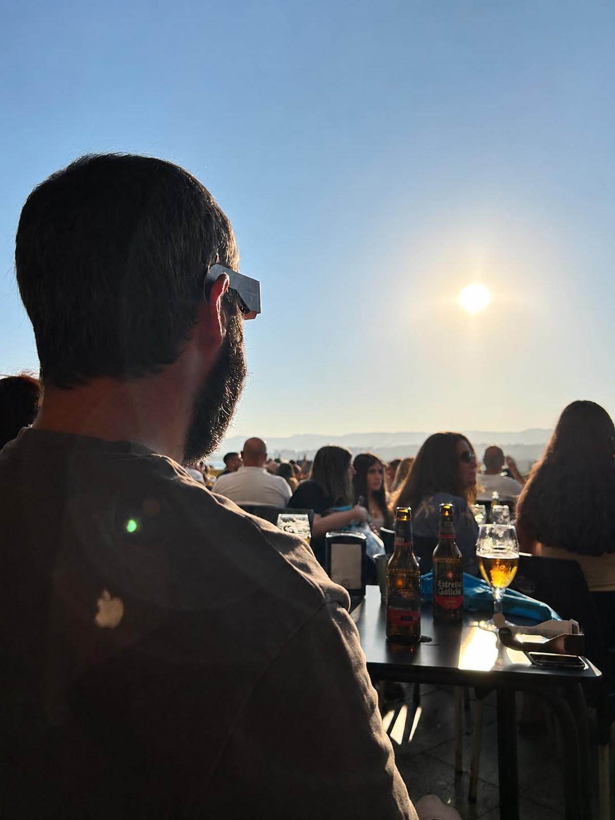 Desde una terraza disfrutó del eclipse el alcalde de Rianxo, Julián Bustelo.