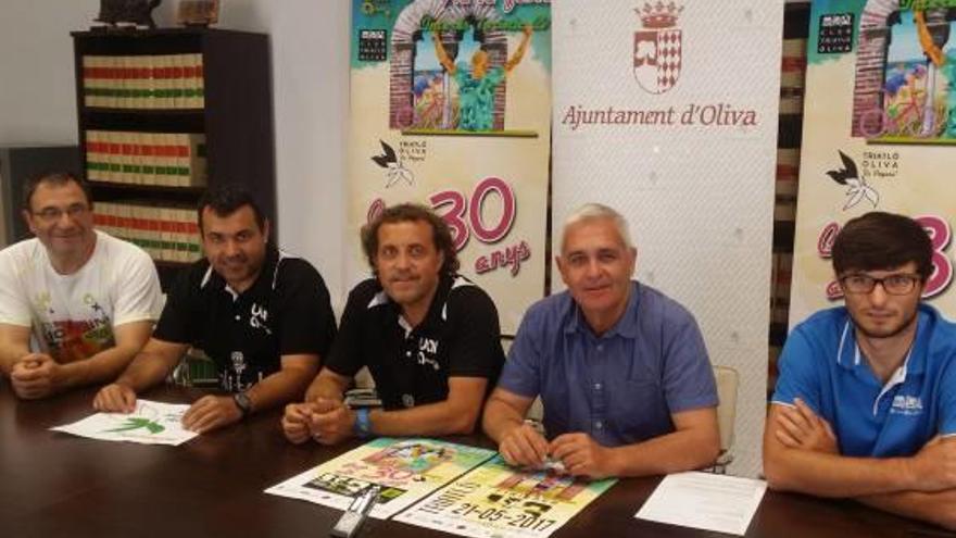 Presentación en rueda de prensa del triatlón olivense.