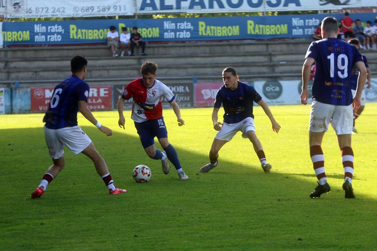 Iñaki Martínez rodeado de jugadores del Estradense en el día de ayer.