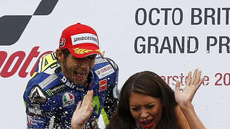 Valentino Rossi celebra su victoria en el podio del circuito de Silverstone.