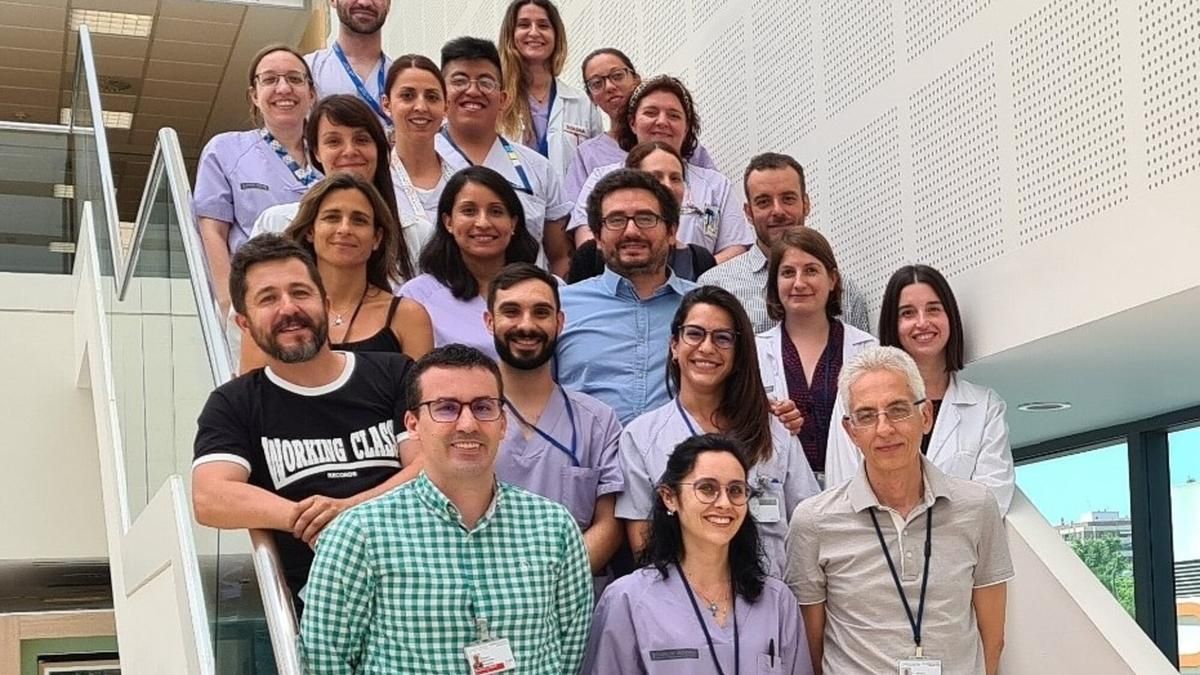 Integrantes del servicio de Hematología de La Fe, con el jefe de servicio Javier de la Rubia, abajo a la derecha y P. Montesinos en el centro con camisa azul.