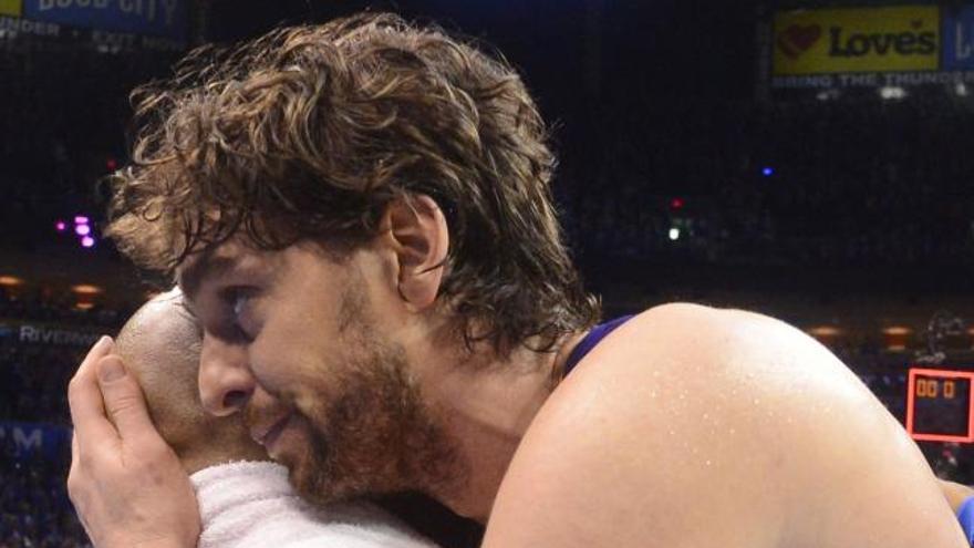 Pau Gasol se abraza a su compañero Derek Fisher tras caer derrotados.