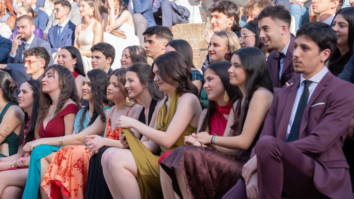 Graduación universitaria entre piedras milenarias.