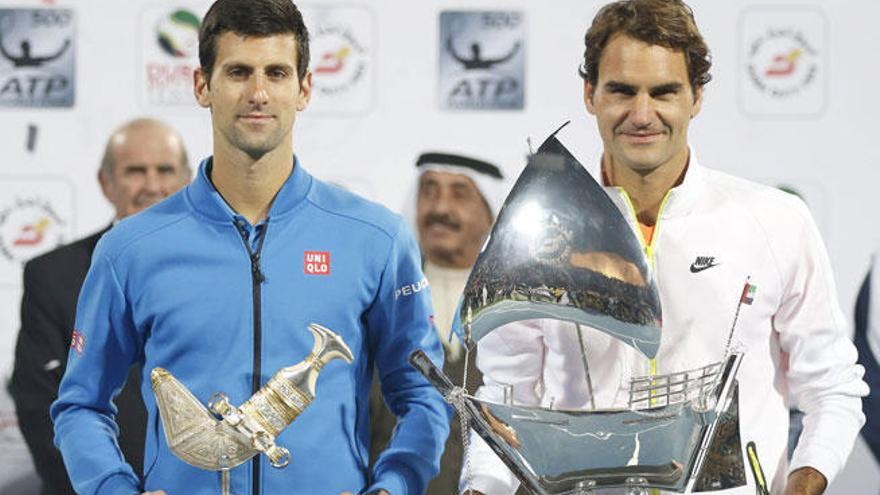 Federer y Djokovic, con sus trofeos.