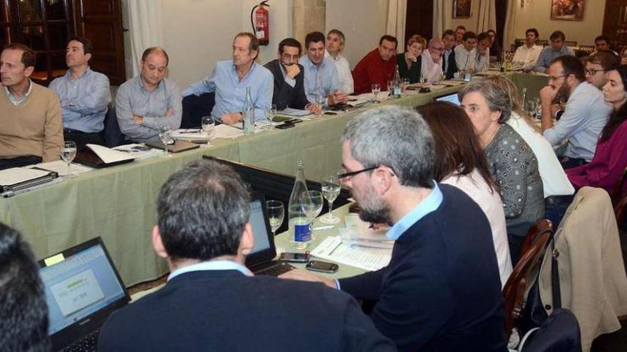 Reunión de directivos de Ence con Colmenares junto al director de Ence Pontevedra. // Rafa Vázquez