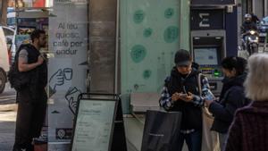 Els quioscos aprofiten una escletxa legal per carregar bateries