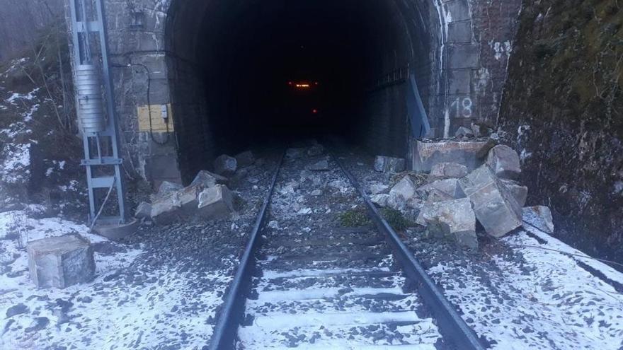 Renfe posa servei de bus per salvar el tram tallat per una esllavissada a la línia de tren de Puigcerdà