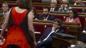 Puigdemont mira a Eulàlia Reguant, diputada de la CUP, en el Parlament.