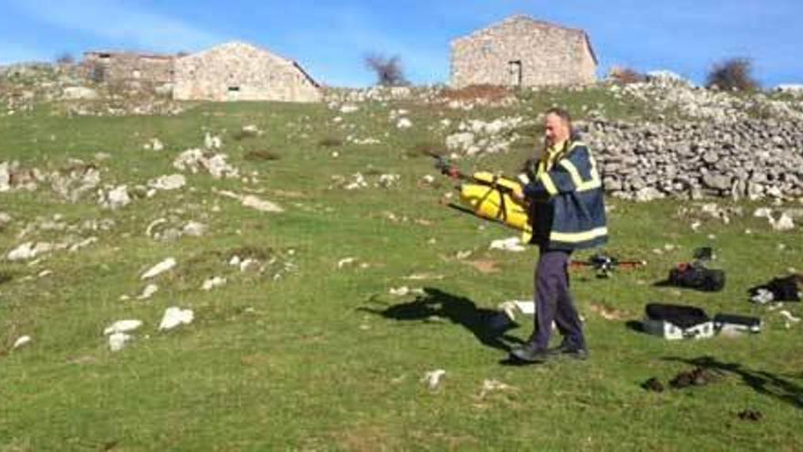 Un funcionario de Correos, con un dron en la mano dispuesto para el vuelo en los alrededores de Sotres.