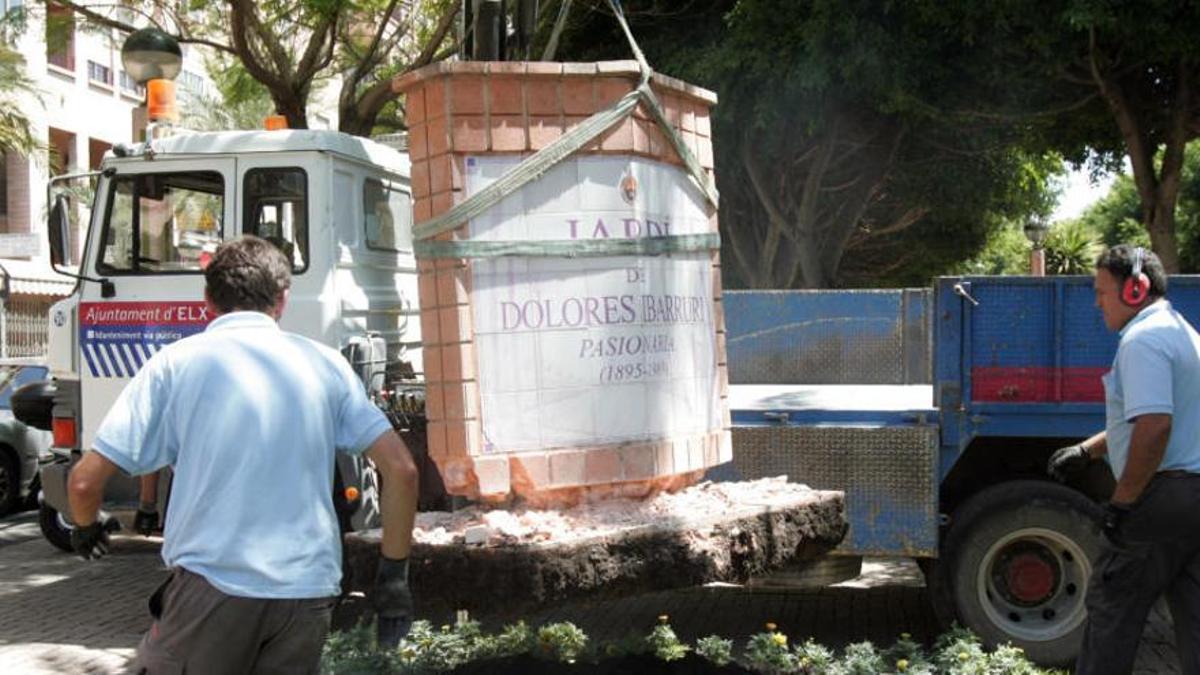 La retirada del monolito de la Pasionaria en la avenida de la Libertad, en 2011