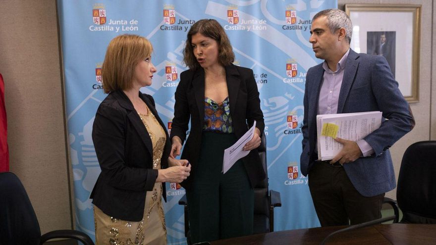 Leticia García y Clara San Damián, junto a Manu el Moreno en la Delegación de la Junta.